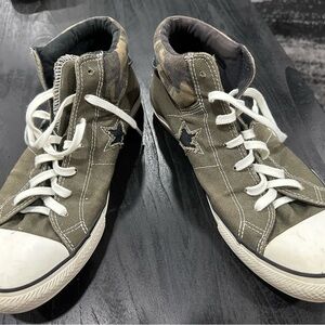 Men’s Size 9.5 Converse One Star Converse Olive and Camo High-Top Sneakers